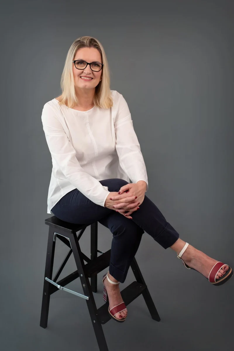Sárközi Judit a könyvekkel